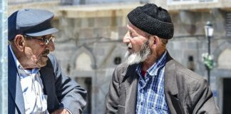 Jak jarmułka trzyma się na głowie?