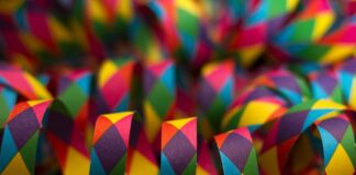 Co się robi z torebka na imprezie?