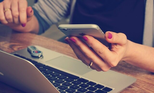 Dlaczego nie powinno się nosić telefonu w kieszeni?