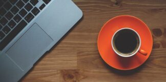 Co położyć na stole w salonie?