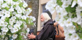 Ile kosztuje sutanna księdza?