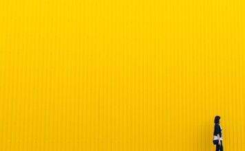 Do czego pasuje żółta torebka?