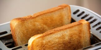 Czy opiekacz ma bezpiecznik?