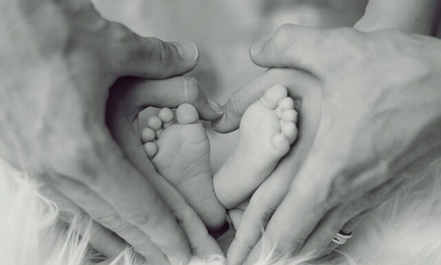 Kiedy niemowlę zaczyna chwytać zabawki?