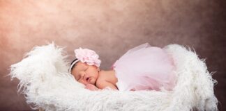 Gdzie postawić łóżeczko dla niemowlaka?