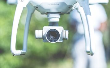 Czy można latać dronem nad ludźmi?